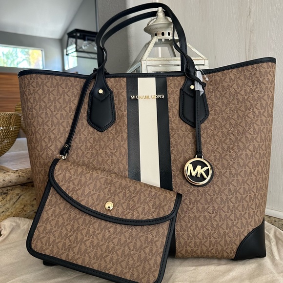 Michael Kors Handbags - New my large tote Eva with clutch ❤️
